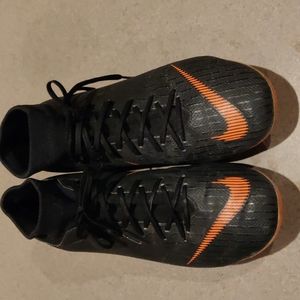 Men's football cleats